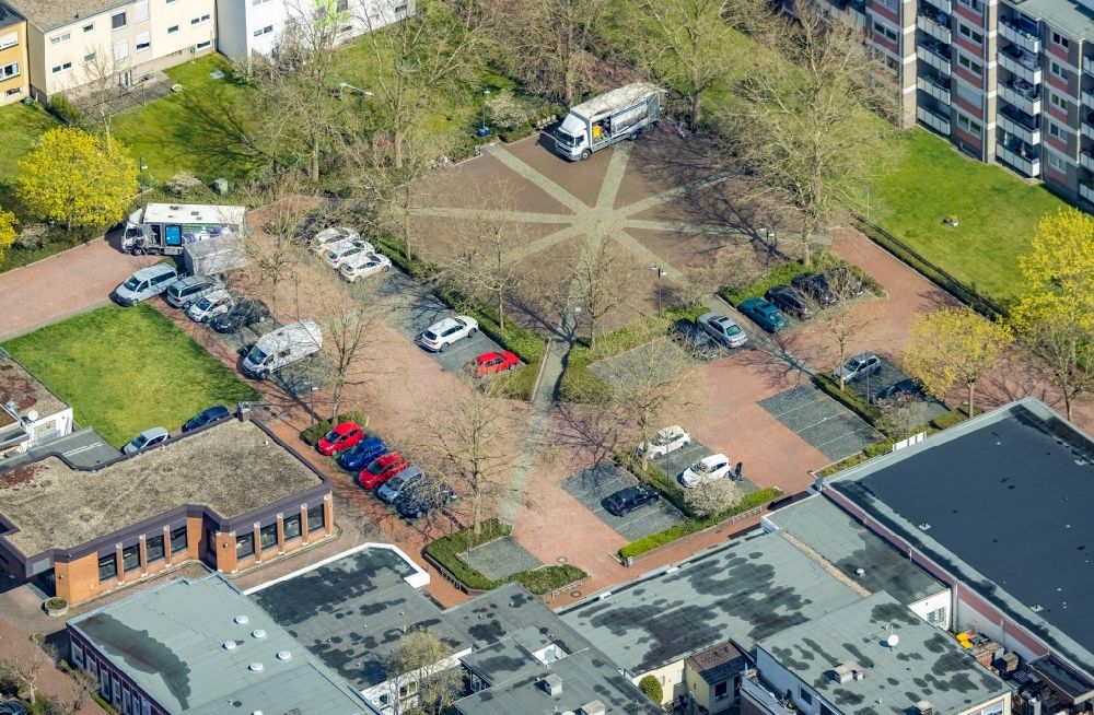 Aerial photograph Hamm - Parking and storage space for automobiles on place Pelkumer Platz in the district Pelkum in Hamm at Ruhrgebiet in the state North Rhine-Westphalia, Germany