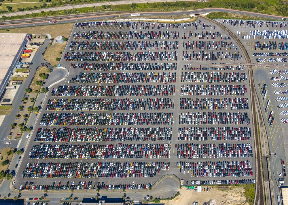 Aerial photograph Duisburg - Parking and storage space for automobiles of BLG AutoTerminal Deutschland GmbH & Co KG in the district Rheinhausen in Duisburg in the state North Rhine-Westphalia, Germany