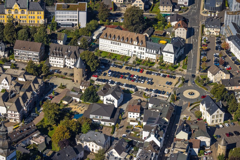 Aerial image Attendorn - Parking and storage space for automobiles of Parkdeck Feuerteich overlooking the school building of the Sonnenschule Attendorn on Westwall in Attendorn in the state North Rhine-Westphalia, Germany