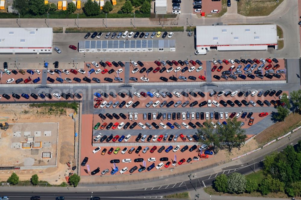 Aerial image Berlin - Parking and storage space for automobiles of and buildings of the Autohaus Autoland Niederlassung Berlin Alt-Friedrichsfelde in Berlin, Germany