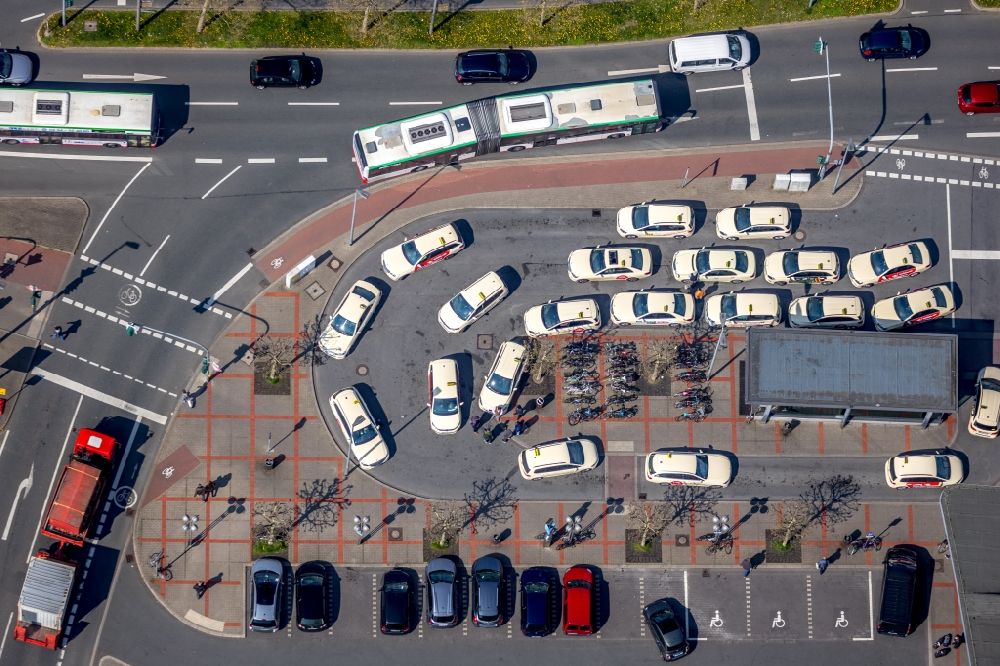 Aerial photograph Bochum - Taxi rank - Parking lot, waiting area and parking space for taxi - Automobile on Central Station in Bochum in the state North Rhine-Westphalia, Germany
