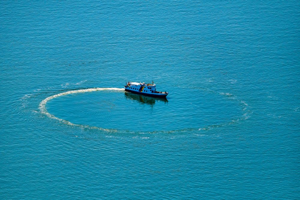 Aerial photograph Wittdün auf Amrum - Passenger ship Hauke Hain of the Halligreederei in front of Wittduen on Amrum during a trip in a circle to sink an urn for burial at sea in the state Schleswig-Holstein, Germany