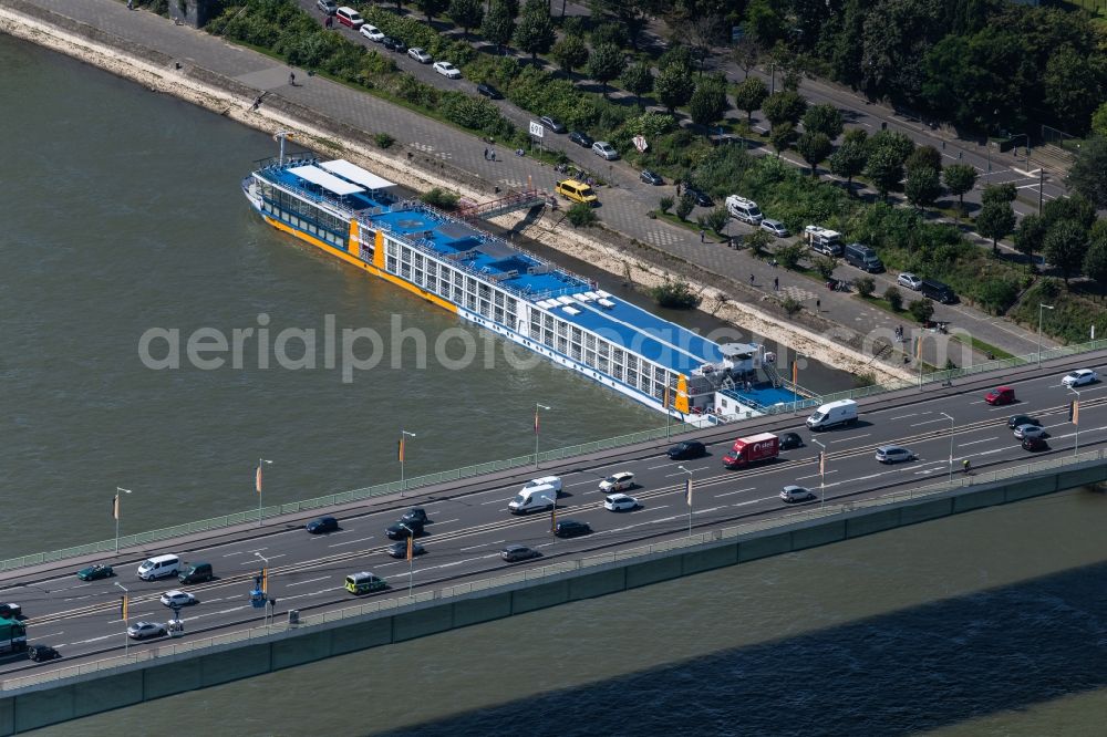 Aerial photograph Köln - Passenger ship on Rhine on the Konrad-Adenauer-Ufer in the district Neustadt-Nord in Cologne in the state North Rhine-Westphalia, Germany