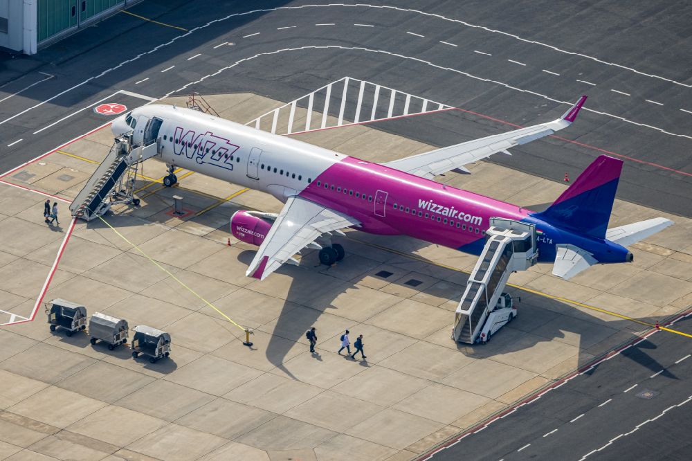 Aerial photograph Dortmund - Passenger airplane Airbus A319-132 in parking position - parking area at the airport in Dortmund at Ruhrgebiet in the state North Rhine-Westphalia, Germany