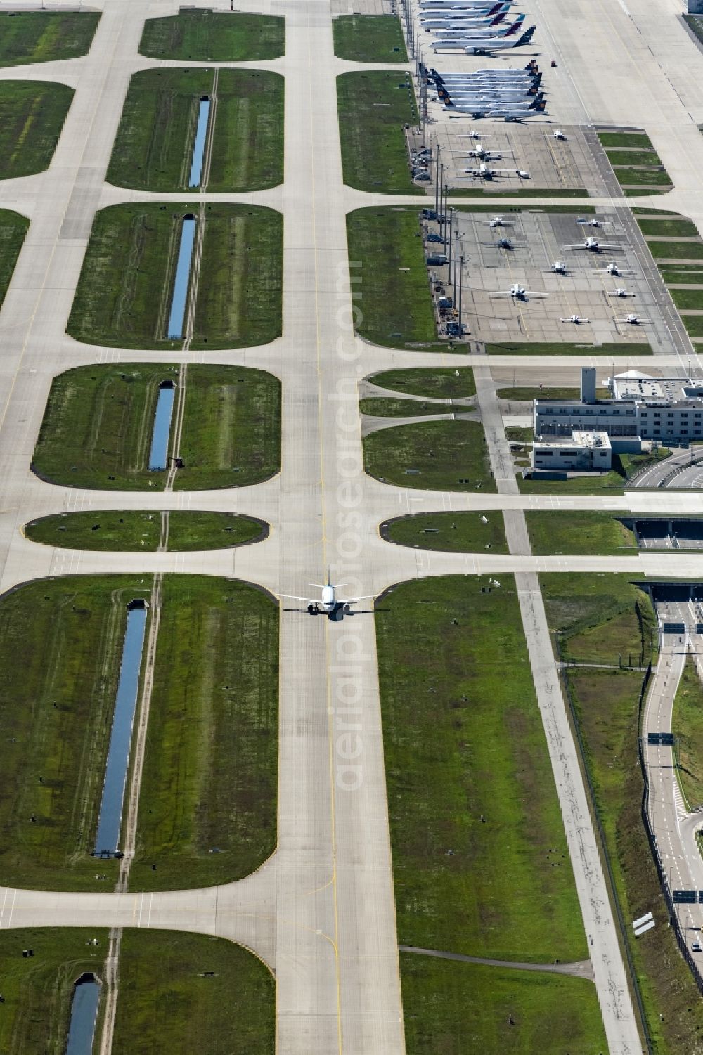 Aerial photograph München-Flughafen - Airliner- Passenger aircraft rolling on the apron of the airport in Muenchen-Flughafen in the state Bavaria, Germany