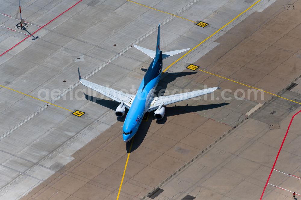 Aerial photograph Leinfelden-Echterdingen - Passenger aircraft Boeing 737-8K5 D-ATUO of the airline TUI taxiing on the tarmac and apron of the airport in Stuttgart in the state Baden-Wuerttemberg, Germany