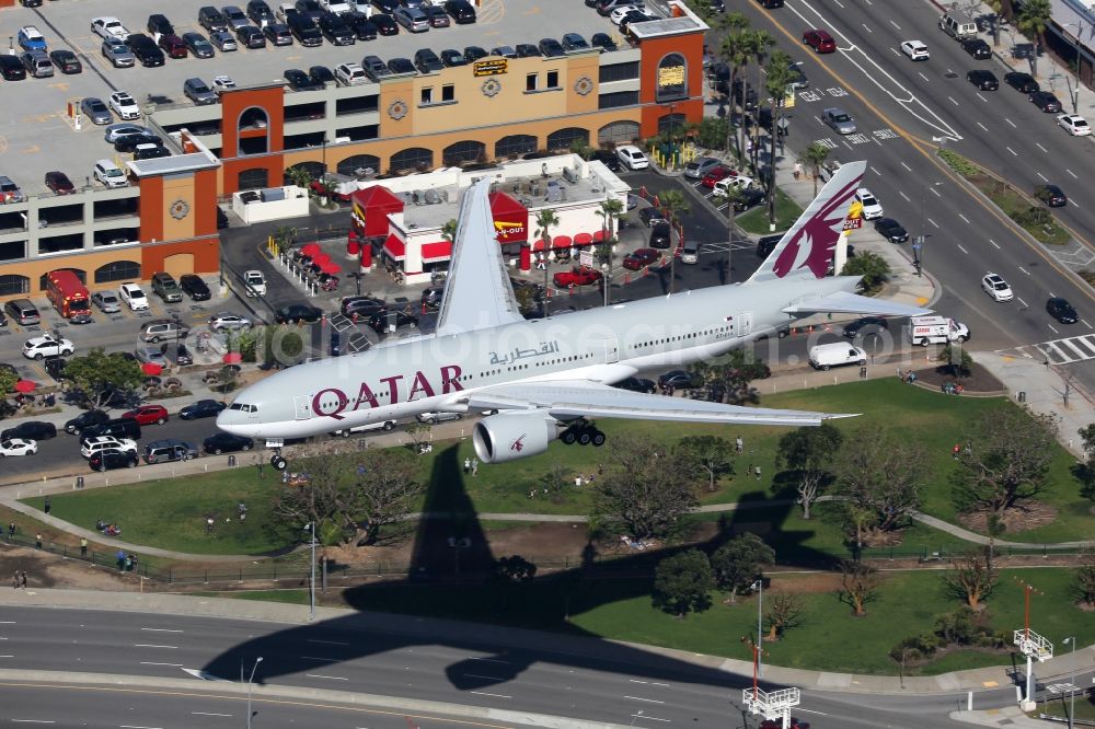Los Angeles from above - Passenger aircraft Boeing 777-200 of the airline Qatar Airways approach for landing at the international airport in Los Angeles in California, United States of America