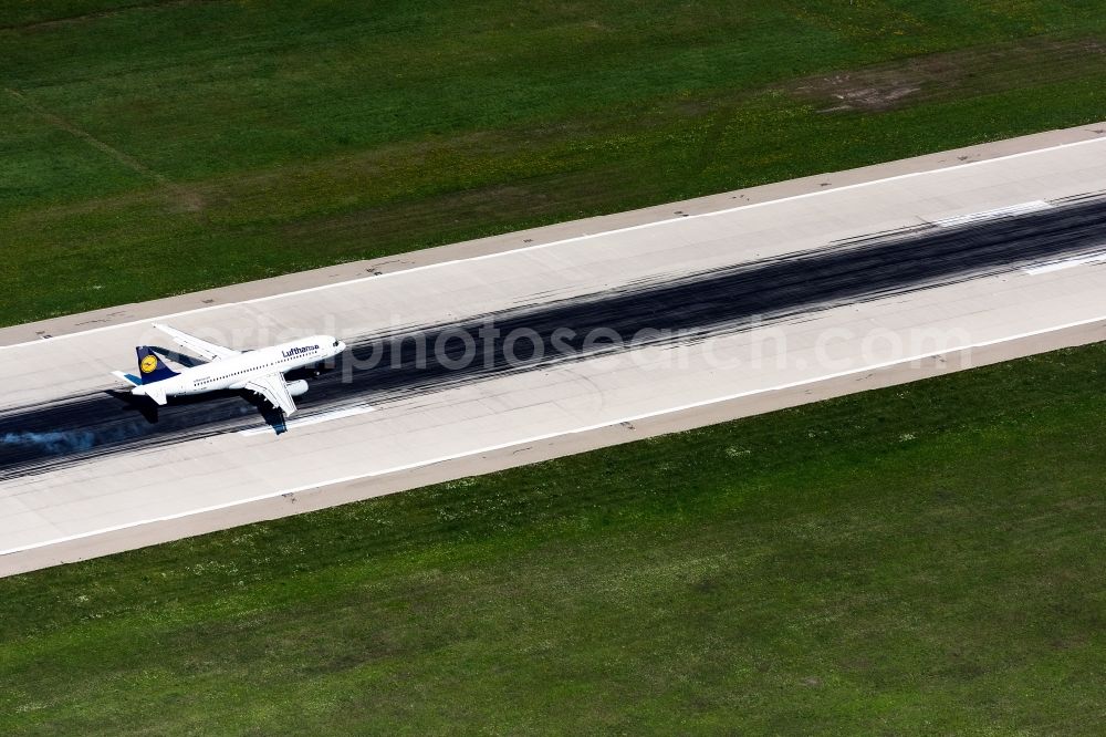 Aerial image München-Flughafen - Passenger aircraft A320 in landing approach for landing at the airport in Muenchen-Flughafen in the state Bavaria, Germany