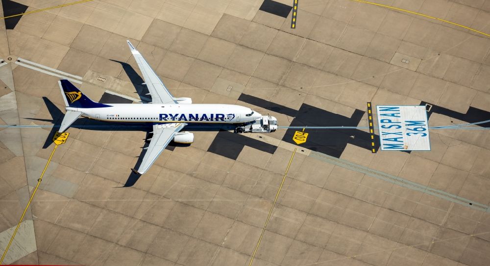 Köln from the bird's eye view: Passenger airplane registration EI-FRF Ryanair typ Boeing 737-8AS(WL) in parking position - parking area at the airport in the district Grengel in Cologne in the state North Rhine-Westphalia, Germany