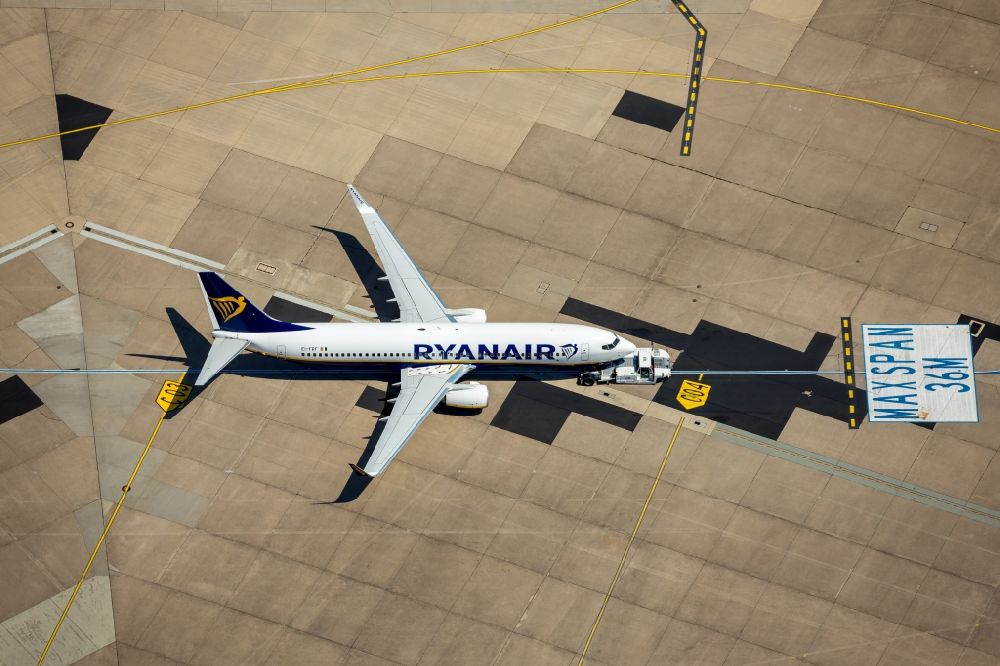 Aerial image Köln - Passenger airplane registration EI-FRF Ryanair typ Boeing 737-8AS(WL) in parking position - parking area at the airport in the district Grengel in Cologne in the state North Rhine-Westphalia, Germany