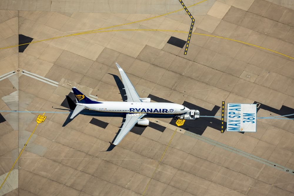 Aerial photograph Köln - Passenger airplane registration EI-FRF Ryanair typ Boeing 737-8AS(WL) in parking position - parking area at the airport in the district Grengel in Cologne in the state North Rhine-Westphalia, Germany