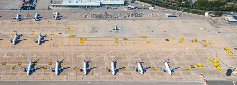 Aerial photograph Palma - Passenger airplane Airbus Airbus A320-232 of airline Britisch Airways in pandemic parking position - parking area at the airport in the district Llevant de Palma District in Palma in Islas Baleares, Spain