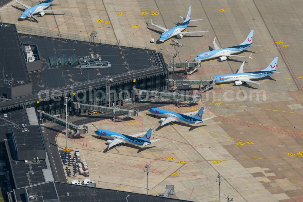 Aerial photograph Langenhagen - Passenger airplane of the Fluggesellschaft TUI of Typs Boeing 737 in parking position - parking area at the airport in Langenhagen in the state Lower Saxony, Germany