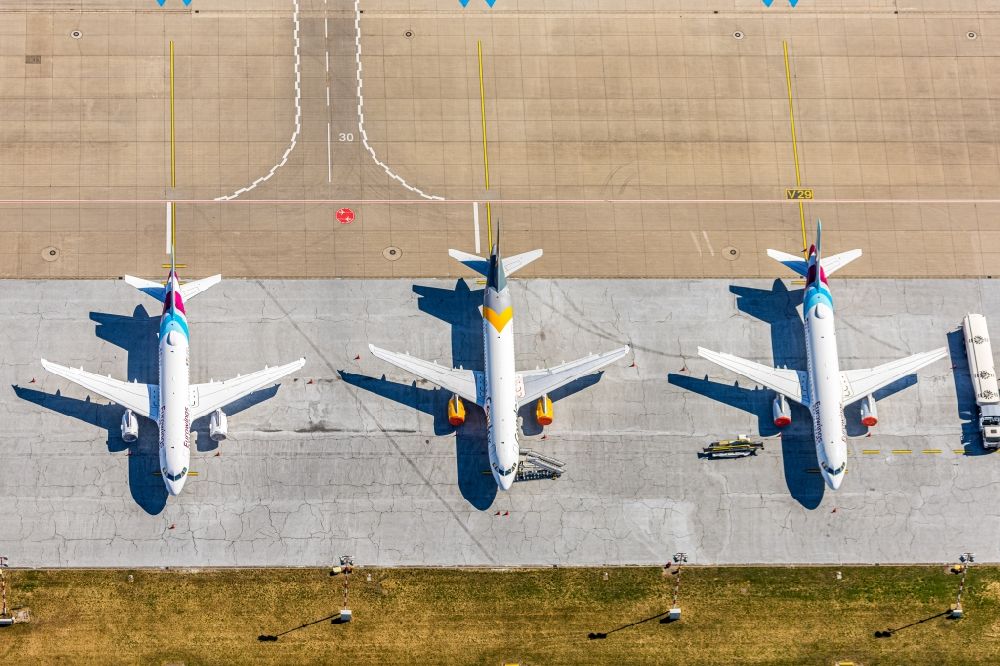 Aerial photograph Düsseldorf - Passenger airplanes crisis related in parking position - parking area at the airport in the district Lohausen in Duesseldorf in the state North Rhine-Westphalia, Germany