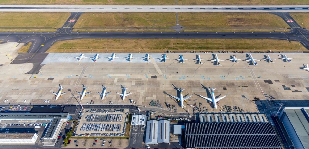 Aerial image Düsseldorf - Passenger airplanes crisis related in parking position - parking area at the airport in the district Lohausen in Duesseldorf in the state North Rhine-Westphalia, Germany