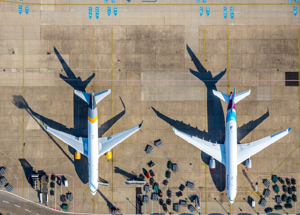 Düsseldorf from the bird's eye view: Passenger airplanes crisis related in parking position - parking area at the airport in the district Lohausen in Duesseldorf in the state North Rhine-Westphalia, Germany