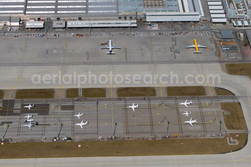 Aerial photograph München-Flughafen - Passenger aircraft decommissioned due to the crisis on the parking positions and parking space at the airport in Munich in the state Bavaria, Germany