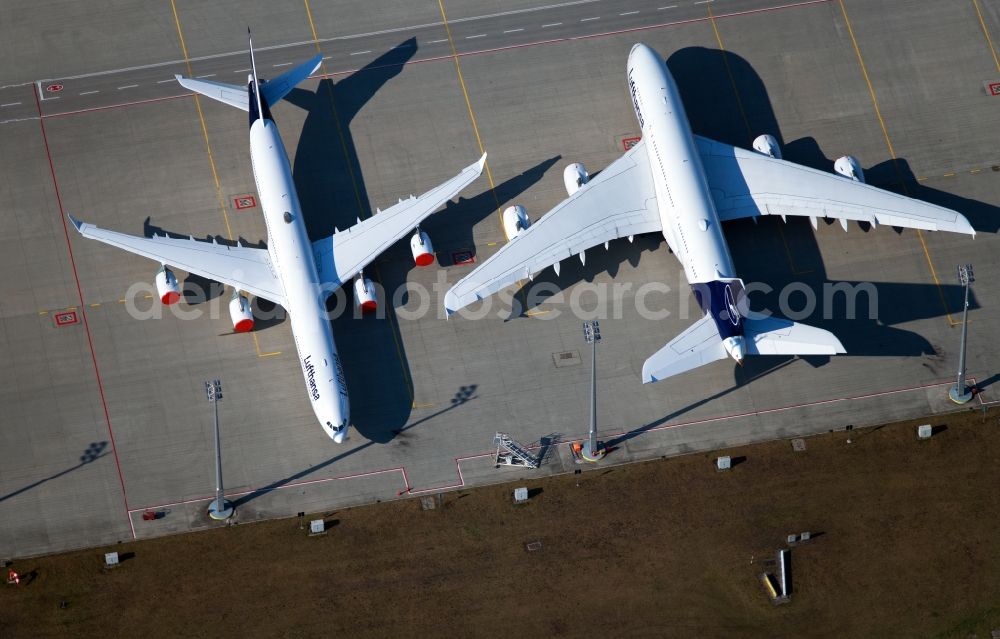 Aerial image München - Passenger aircraft decommissioned due to the crisis on the parking positions and parking space at the airport in Munich in the state Bavaria, Germany