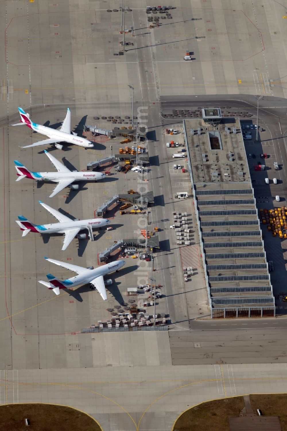 Aerial photograph München - Passenger aircraft decommissioned due to the crisis on the parking positions and parking space at the airport in Munich in the state Bavaria, Germany
