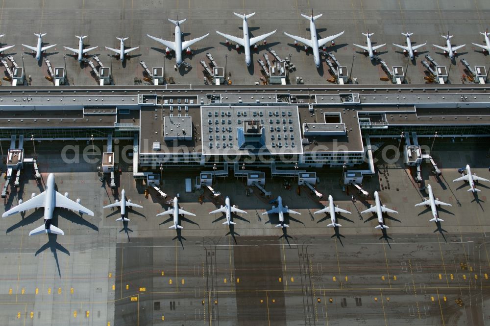 Aerial image München - Passenger aircraft decommissioned due to the crisis on the parking positions and parking space at the airport in Munich in the state Bavaria, Germany
