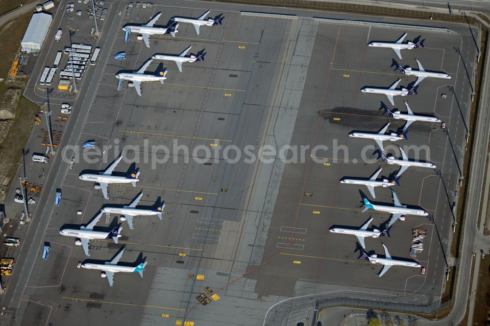 Aerial photograph München - Passenger aircraft decommissioned due to the crisis on the parking positions and parking space at the airport in Munich in the state Bavaria, Germany