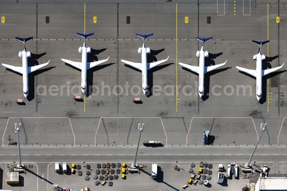 Aerial photograph München-Flughafen - Passenger airplane of Lufthansa, aufgrund of Corona Lockdowns in parking position - parking area at the airport in Muenchen-Flughafen in the state Bavaria, Germany