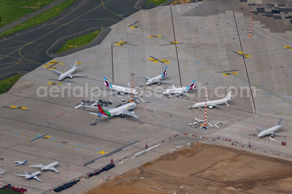 Aerial image Düsseldorf - Passenger airplanes in parking position - parking area at the airport in the district Lohausen in Duesseldorf at Ruhrgebiet in the state North Rhine-Westphalia, Germany