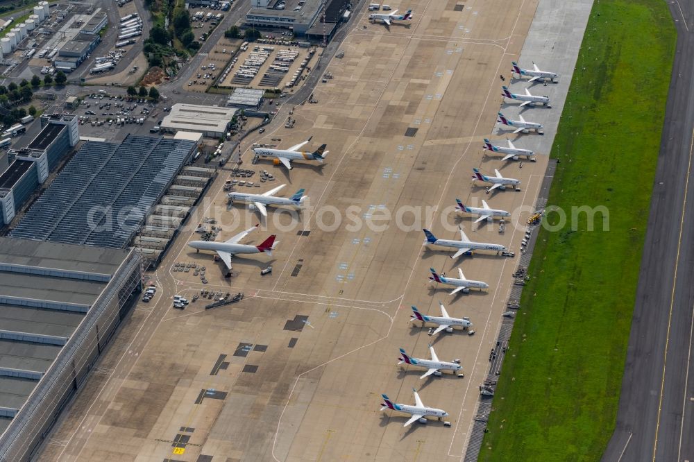 Düsseldorf from the bird's eye view: Passenger airplanes in parking position - parking area at the airport in the district Lohausen in Duesseldorf at Ruhrgebiet in the state North Rhine-Westphalia, Germany