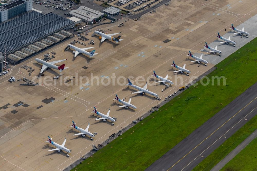 Aerial photograph Düsseldorf - Passenger airplanes in parking position - parking area at the airport in the district Lohausen in Duesseldorf at Ruhrgebiet in the state North Rhine-Westphalia, Germany