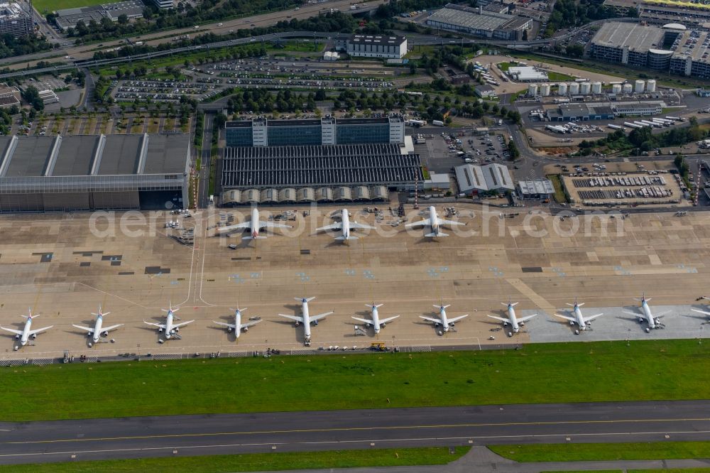 Aerial photograph Düsseldorf - Passenger airplanes in parking position - parking area at the airport in the district Lohausen in Duesseldorf at Ruhrgebiet in the state North Rhine-Westphalia, Germany