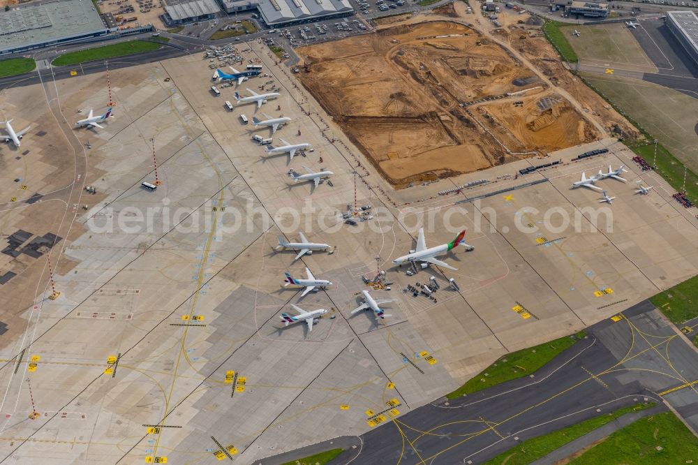 Düsseldorf from above - Passenger airplanes in parking position - parking area at the airport in the district Lohausen in Duesseldorf at Ruhrgebiet in the state North Rhine-Westphalia, Germany