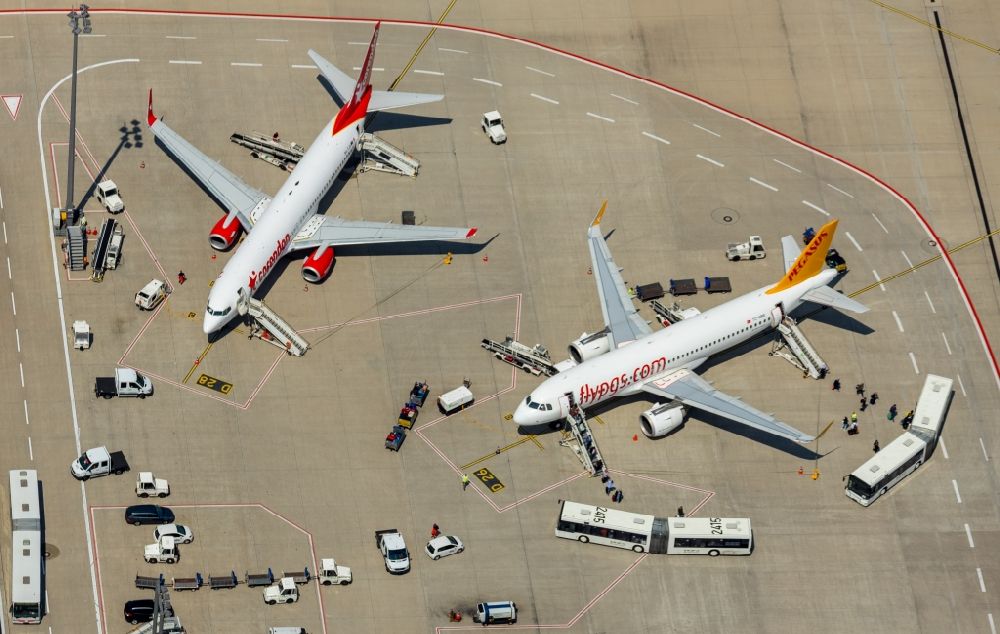 Aerial photograph Köln - Passenger airplane in parking position - parking area at the airport in the district Grengel in Cologne in the state North Rhine-Westphalia, Germany