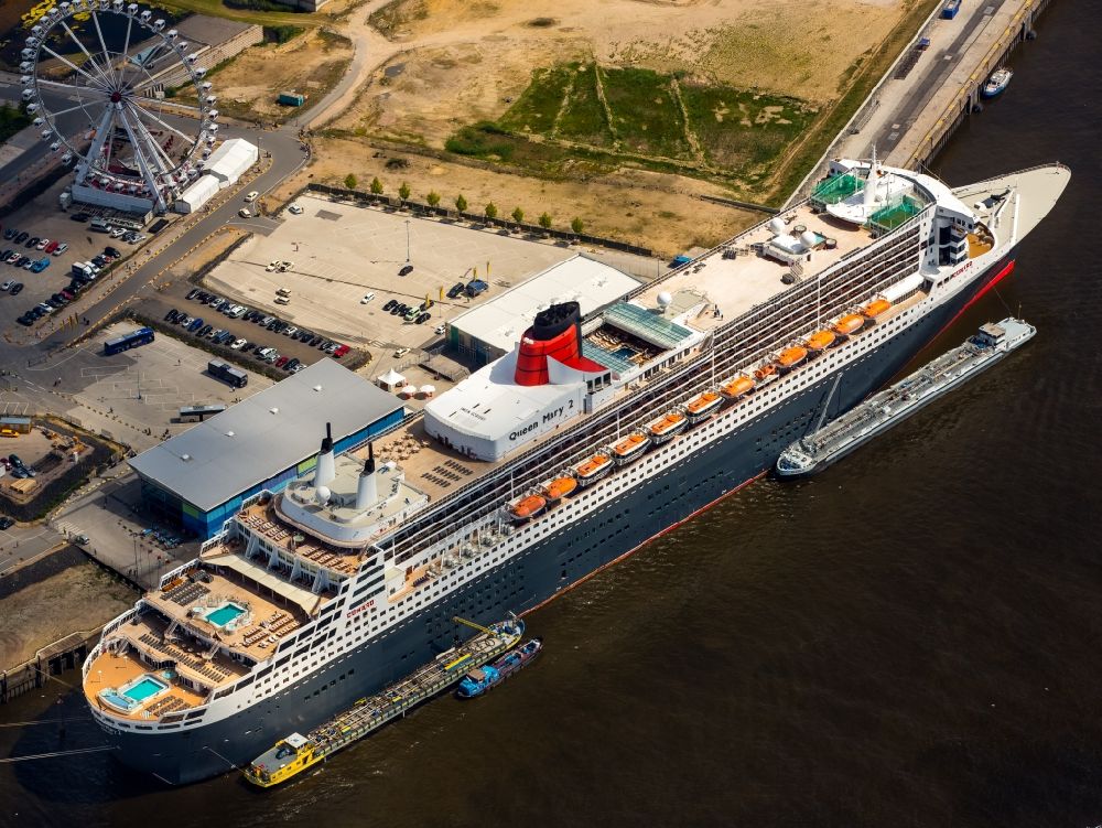 Hamburg from the bird's eye view: Passenger ship and luxury liner Queen Mary 2 on Chicagokai - Strandkai in Hamburg
