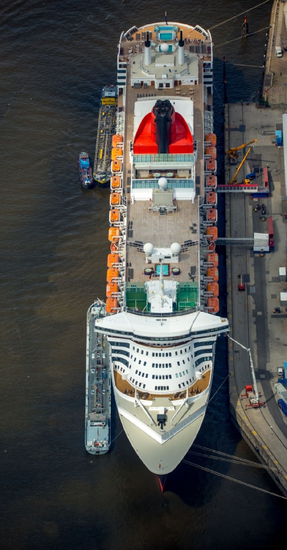 Hamburg from the bird's eye view: Passenger ship and luxury liner Queen Mary 2 on Chicagokai - Strandkai in Hamburg