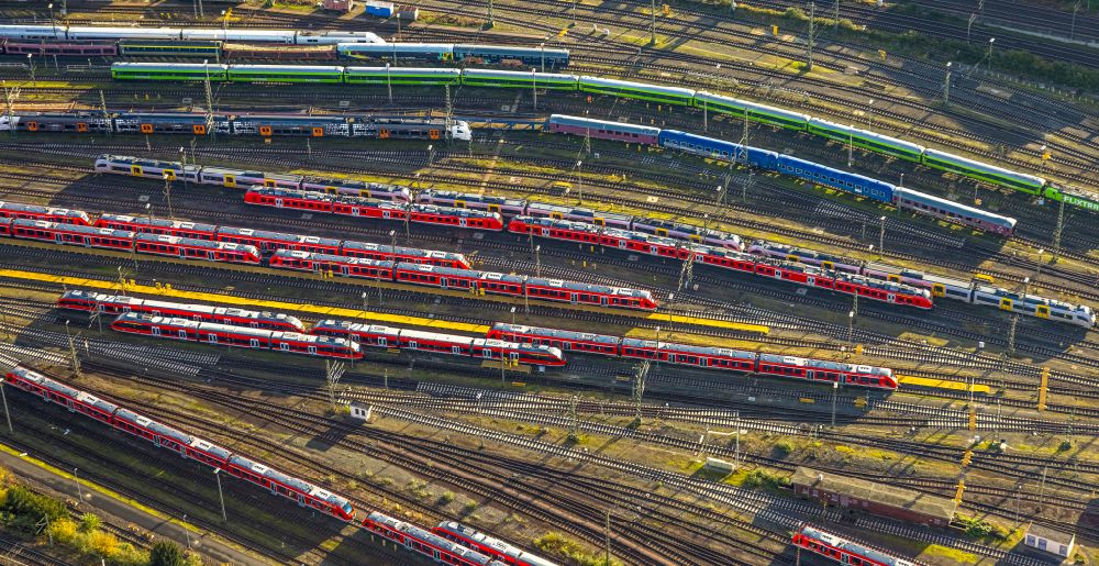 Aerial photograph Köln - Regional passenger trains on the sidings of the marshalling yard Koeln-Deutz in the district Deutz in Cologne in the state North Rhine-Westphalia, Germany