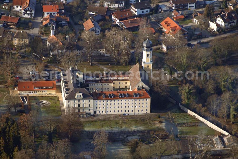 Aerial image Holzhausen - Pfarrkirche Johannes der Täufer in Holzhausen; Am Kirchberg 1 a; 82541 Holzhausen; Landkreis: Bad Tölz-Wolfratshausen; Telefon: 08177/231