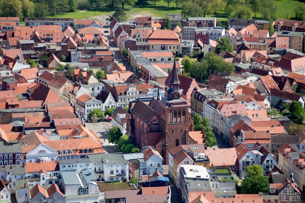 Aerial photograph Güstrow - View of the parish church St. Marien in Guestrow in the state Mecklenburg-West Pomerania