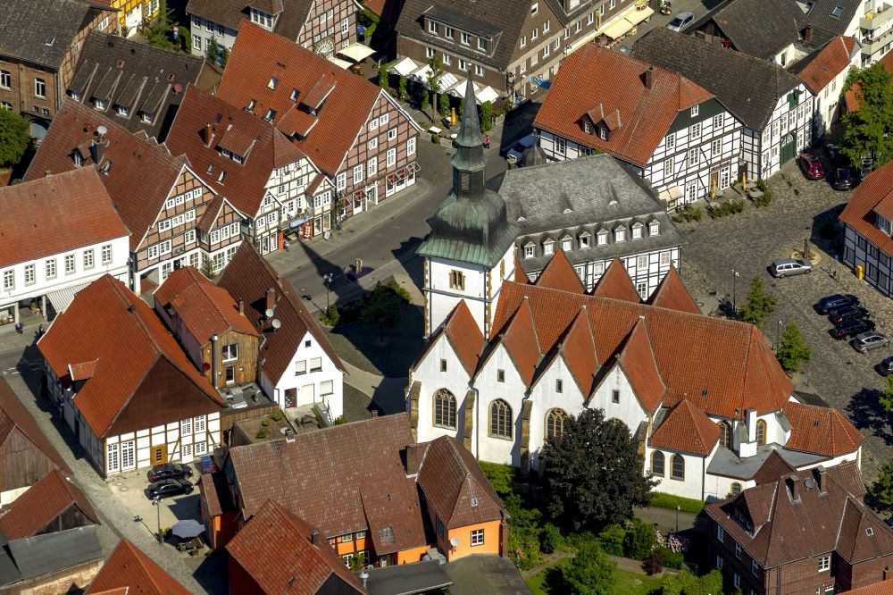 Rietberg from above - The parish church Saint Johannes Baptist between half-timber houses in the Ruegenstrasse in the historical city core of Rietberg in the state North Rhine-Westphalia