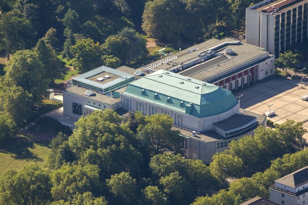 Aerial image Essen - View of the concert hall Saalbau at the edge of the garden city in the state of North Rhine-Westphalia. Today it is headquarters of the Philharmonic Essen. The building, as it stands today, was after the end of the Second World War, in the years 1949 to 1954, built in the sober style. The most striking external feature was and is the mansard roof clad with copper