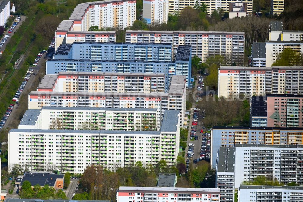 Berlin from the bird's eye view: Skyscrapers in the residential area of industrially manufactured settlement on Ahrenshooper Strasse in the district Neu-Hohenschoenhausen in Berlin, Germany