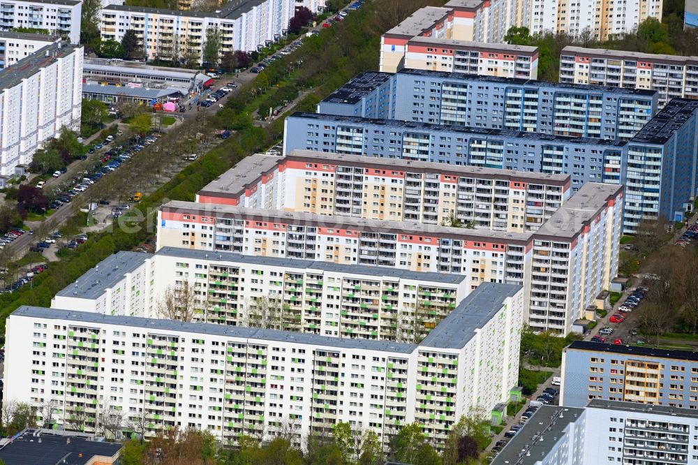 Aerial photograph Berlin - Skyscrapers in the residential area of industrially manufactured settlement on Ahrenshooper Strasse in the district Neu-Hohenschoenhausen in Berlin, Germany