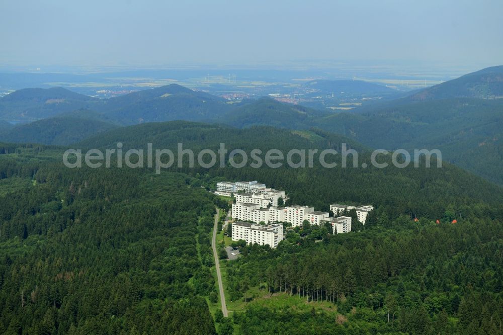 Hahnenklee from the bird's eye view: Skyscrapers in the residential area of industrially manufactured settlement Appartementanlage Ferienpark Am Hahnenkleer Berg in Hahnenklee in the state Lower Saxony, Germany