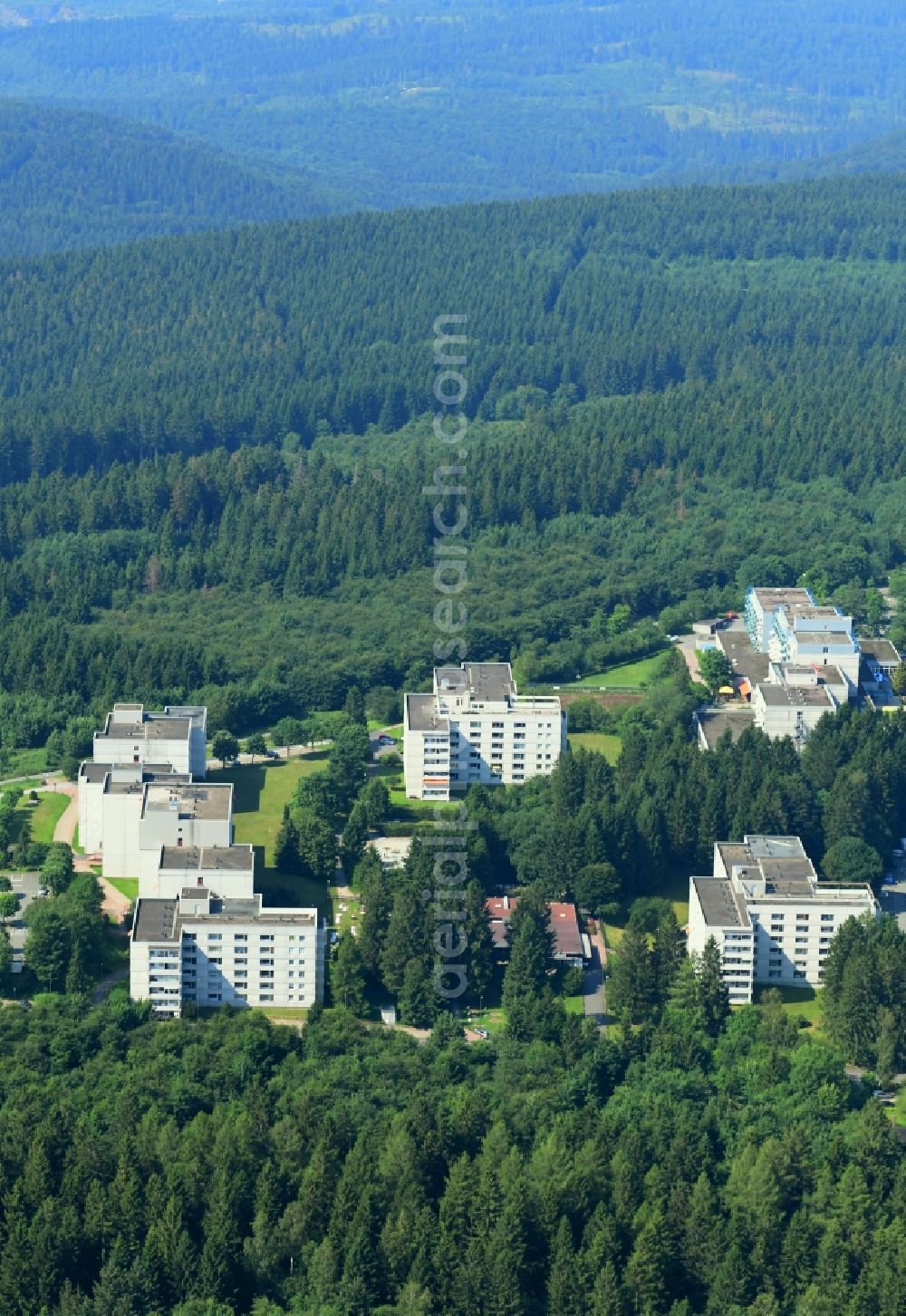 Aerial image Hahnenklee - Skyscrapers in the residential area of industrially manufactured settlement Appartementanlage Ferienpark Am Hahnenkleer Berg in Hahnenklee in the state Lower Saxony, Germany