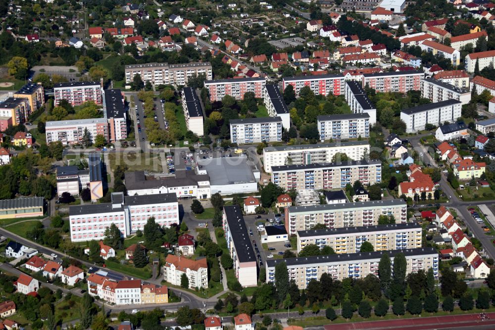 Aerial photograph Arnstadt - Skyscrapers in the residential area of industrially manufactured settlement on street Goethestrasse in Arnstadt in the state Thuringia, Germany