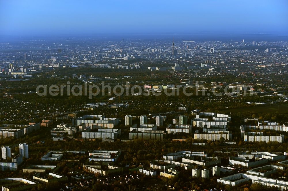 Berlin from above - Skyscrapers in the residential area of industrially manufactured settlement in the district Hohenschoenhausen in Berlin, Germany