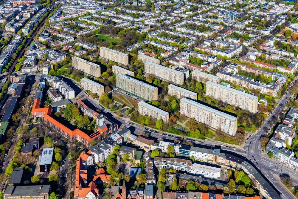 Aerial photograph Hamburg - Skyscrapers in the residential area of industrially manufactured settlement with dem Bezirksont Eimsbuettel on Grindelberg in the district Harvestehude in Hamburg, Germany