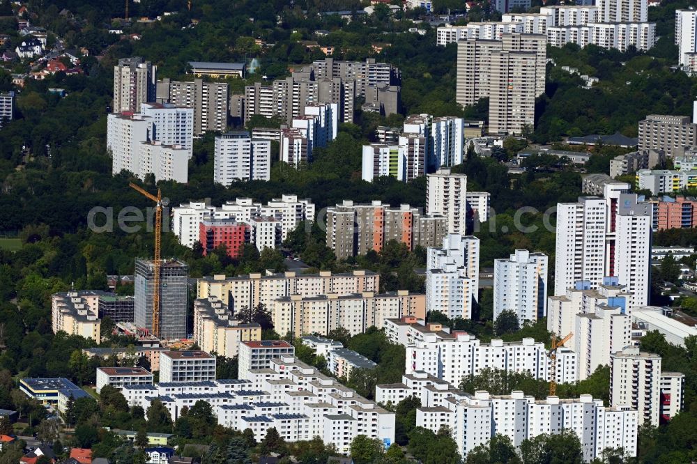 Berlin from above - Skyscrapers in the residential area of industrially manufactured settlement overlooking the construction site for the new building of an apartment building on Theodor-Loos-Weg corner Wutzkyallee in the district Buckow in Berlin, Germany