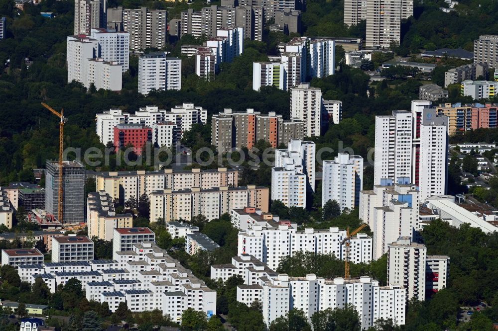 Aerial image Berlin - Skyscrapers in the residential area of industrially manufactured settlement overlooking the construction site for the new building of an apartment building on Theodor-Loos-Weg corner Wutzkyallee in the district Buckow in Berlin, Germany