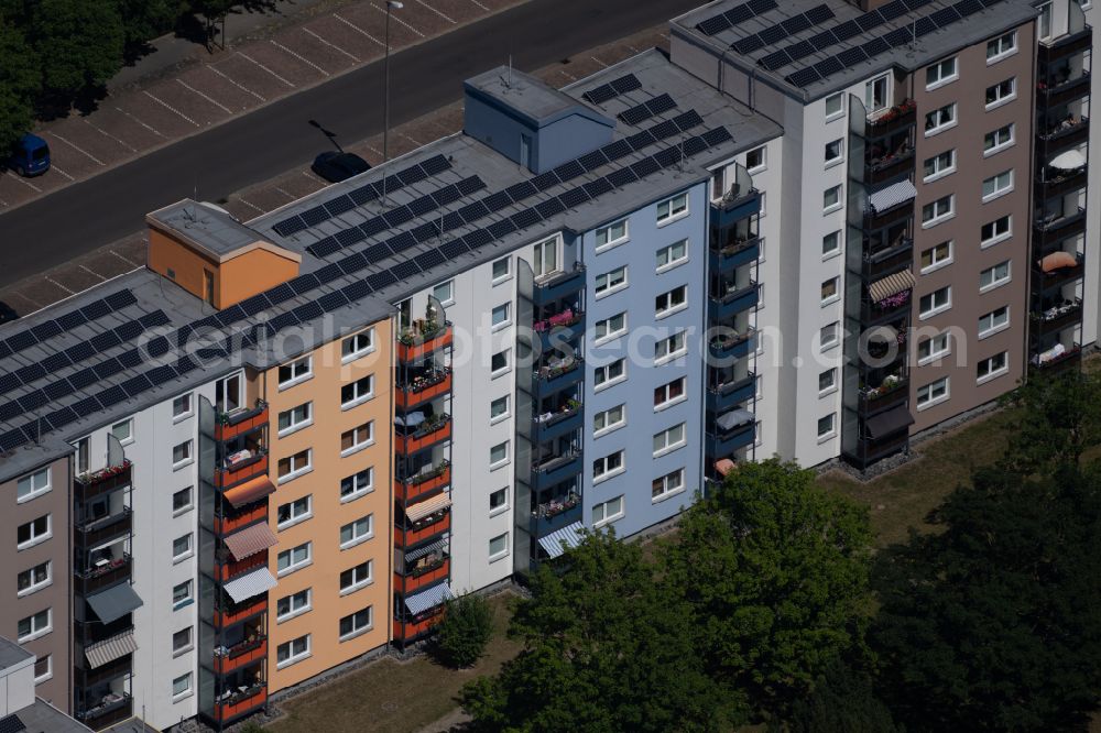 Aerial photograph Braunschweig - Skyscrapers in the residential area of industrially manufactured settlement on street Recknitzstrasse in the district Weststadt in Brunswick in the state Lower Saxony, Germany