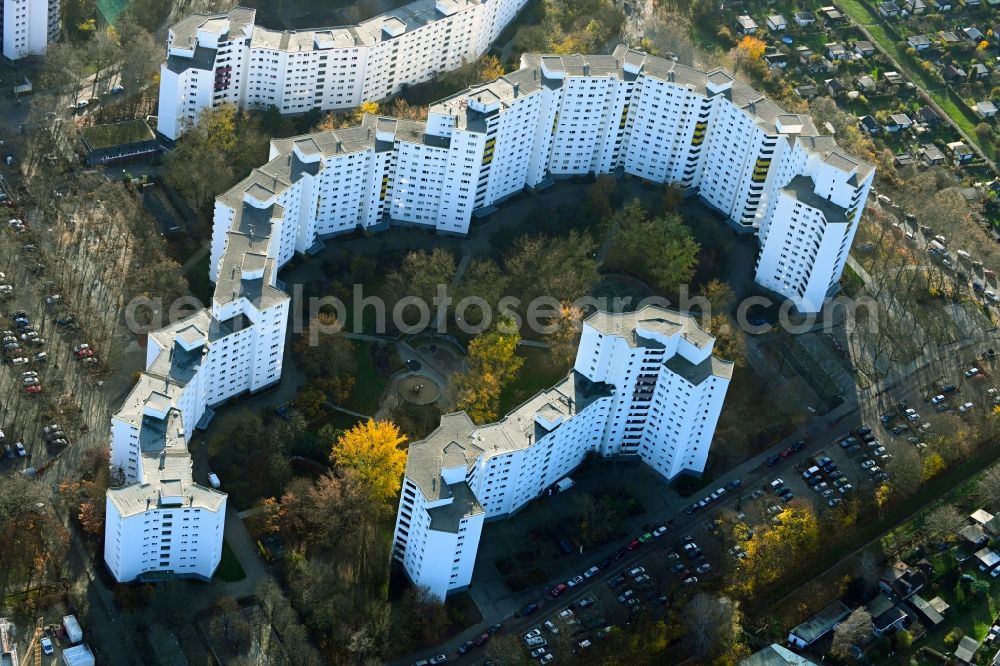 Aerial image Berlin - Skyscrapers in the residential area of industrially manufactured settlement on Bruchstueckgraben in the district Maerkisches Viertel in Berlin, Germany